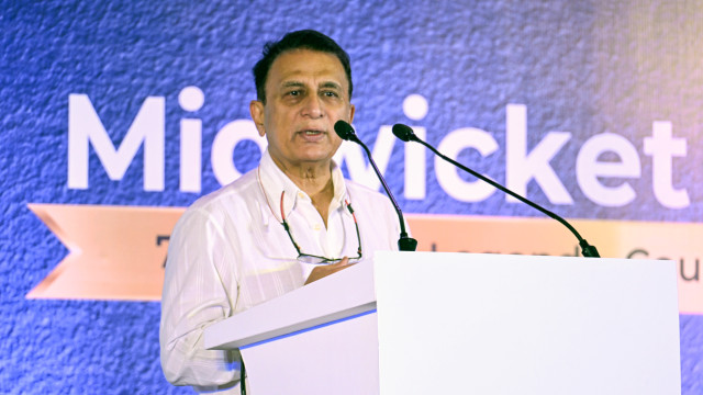 సీనియర్లను పక్కనబెట్టి అయినా అతడ్ని ఆడించాలి: గవాస్కర్