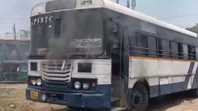 ఏపీఎస్ఆర్టీసీ బస్సులో మంటలు... కిటికీల నుంచి దూకేసిన ప్రయాణికులు