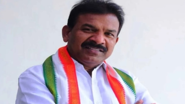 ఎమ్మెల్యే కవ్వంపల్లి, మాజీ ఎమ్మెల్యే ఆరెపల్లి మోహన్ కు తప్పిన ప్రమాదం