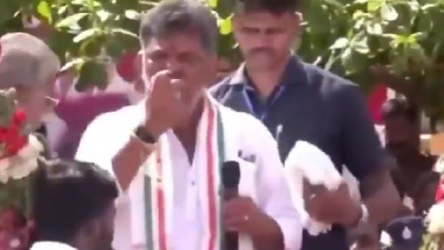 సగం తిన్న యాపిళ్లను జనంపైకి విసిరిన డీకే శివకుమార్.. నెటిజన్ల ఆగ్రహం!