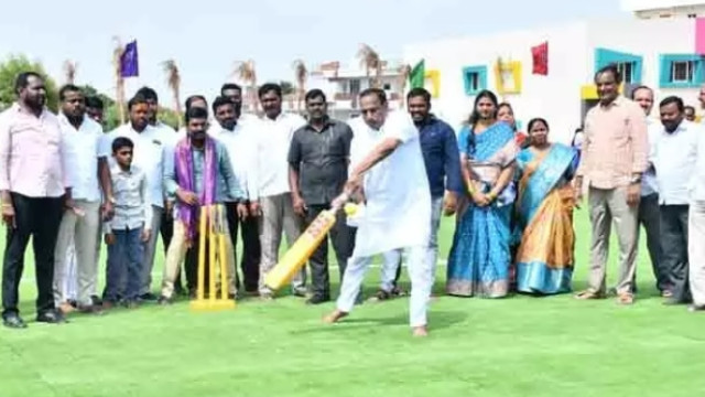 క్రికెట్ ఆడిన మల్లారెడ్డి.. మేడ్చల్, శామీర్‌పేట ప్రాంతాలలో పాఠశాలల ప్రారంభోత్సవం
