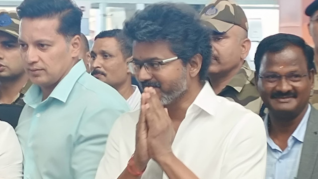 ఎంజీఆర్, జయ బాటలో సీఎం విజయ్.. కొల్లూరు మూకాంబిక అమ్మవారికి వెండి కత్తి సమర్పణ