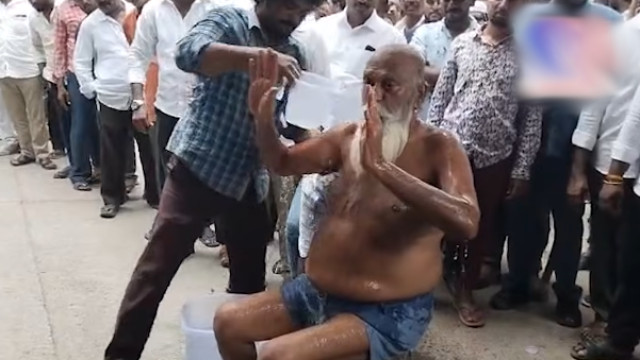 పోలీస్ స్టేషన్ ఎదుట స్నానం చేసిన జేసీ ప్రభాకర్ రెడ్డి... వీడియో ఇదిగో!