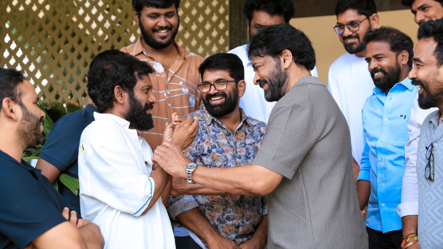 'పెద్ది' టీమ్ ను అభినందించిన మెగాస్టార్ చిరంజీవి... ఫొటోలు ఇవిగో!