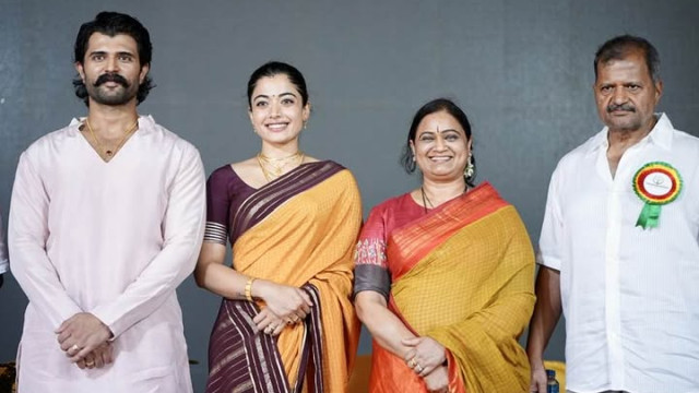 ప్రతిభ గల పేద విద్యార్థులకు స్కాలర్ షిప్స్ అందజేసిన విజయ్ దేవరకొండ