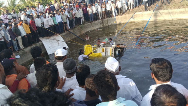 మహారాష్ట్రలో ఘోర ప్రమాదం... పికప్ వ్యాన్ బావిలో పడి 8 మంది మృతి