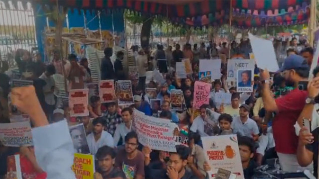 ఇందిరాపార్క్‌ ధర్నా చౌక్‌ వద్ద 'కాక్రోచ్ జ‌న‌తా పార్టీ' ఆందోళ‌న‌
