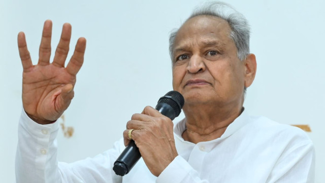 ఇందిరా గాంధీ ఉంటే బీజేపీని నిషేధించేవారు.. గెహ్లాట్‌ వ్యాఖ్యల దుమారం