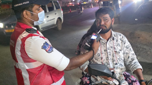మద్యం ప్రియులకు సుప్రీంకోర్టు షాక్.. ఆ ప్యాకెట్లపై త్వరలోనే పూర్తి బ్యాన్?