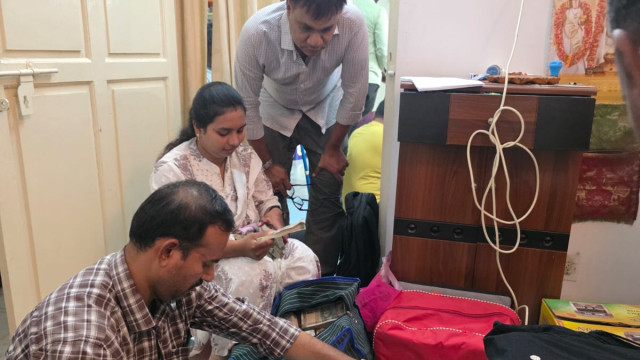 సర్వే శాఖ అధికారి ఇంట్లో నోట్ల కట్టలు.. ఏసీబీ దాడుల్లో రూ.1.54 కోట్ల నగదు, కిలో బంగారం సీజ్