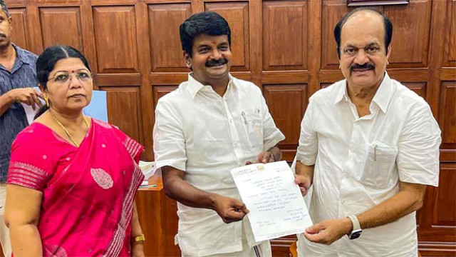 అన్నాడీఎంకేకు మరో ఎదురుదెబ్బ.. ఎమ్మెల్యే పదవికి మాజీ మంత్రి రాజీనామా