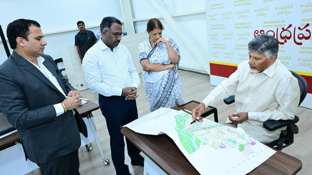 అమరావతికి కొత్త ఊపు.. బ్యాంక్ స్ట్రీట్ నిర్మాణంలో వేగం పెంచండి.. సీఆర్డీఏ అధికారులకు చంద్రబాబు ఆదేశం