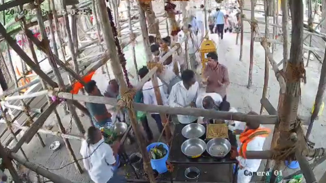మహారాష్ట్రలో ఘోర ప్రమాదం: ఆలయం పైకప్పు కూలి ఆరుగురి మృతి