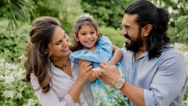 ఇదిగో మా క్లీంకార.. తొలిసారి కుమార్తెను చూపించిన రామ్‌ చరణ్‌, ఉపాసన... ఫొటో వైరల్