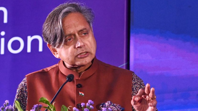 ఓవైపు కాంగ్రెస్‌ విమర్శలు.. మరోవైపు మోదీకి థరూర్‌ మద్దతు!