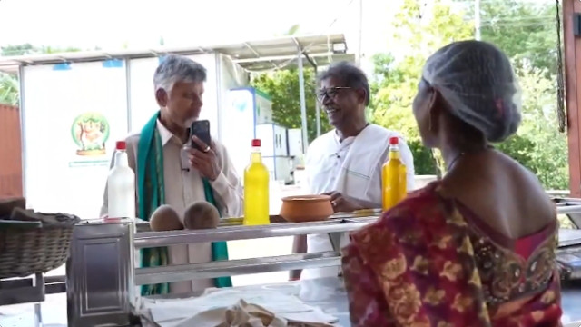 సీఎం అయినా భార్యను అడగాల్సిందే... పల్నాడు పర్యటనలో కోల్డ్‌ప్రెస్డ్ నూనె కొనుగోలు చేసిన చంద్రబాబు