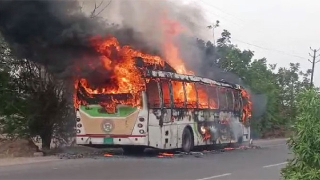 కరీంనగర్‌లో ఆర్టీసీ ఎలక్ట్రిక్ బస్సులో మంటలు.. డ్రైవర్ అప్రమత్తతో 41 మంది సేఫ్