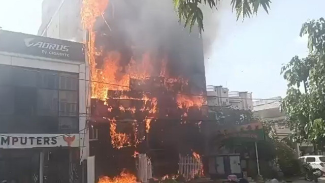 లక్నోలో ఘోర అగ్నిప్రమాదం.. భవనంపై నుంచి దూకిన విద్యార్థులు