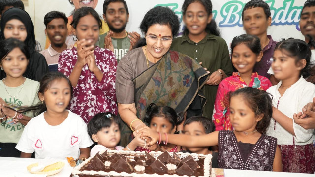 తలసేమియా పిల్లల మధ్య పుట్టినరోజు జరుపుకున్న నారా భువనేశ్వరి... ఫొటోలు ఇవిగో!