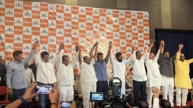 ఉద్ధవ్ థాకరేకు భారీ షాక్.. షిండే వర్గంలో చేరిన ఆరుగురు ఎంపీలు