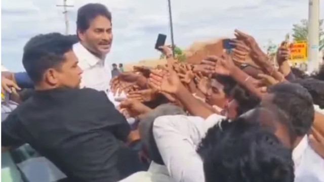 పులివెందుల చేరుకున్న జగన్.. హెలిప్యాడ్ వద్ద ఘన స్వాగతం!