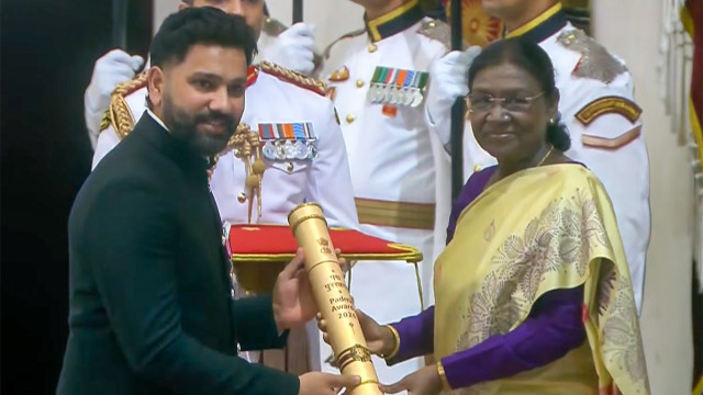 రాష్ట్రపతి చేతుల మీదుగా 'పద్మశ్రీ' అందుకున్న రోహిత్ శర్మ