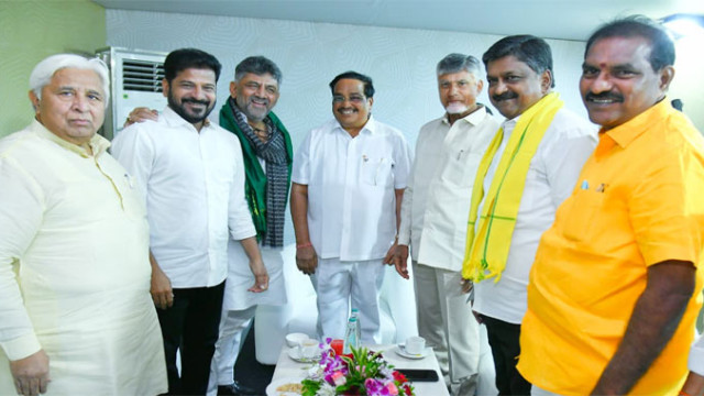 హోసపేటలో అరుదైన దృశ్యం.. ఒకే వేదికపై చంద్రబాబు, రేవంత్, డీకే శివకుమార్