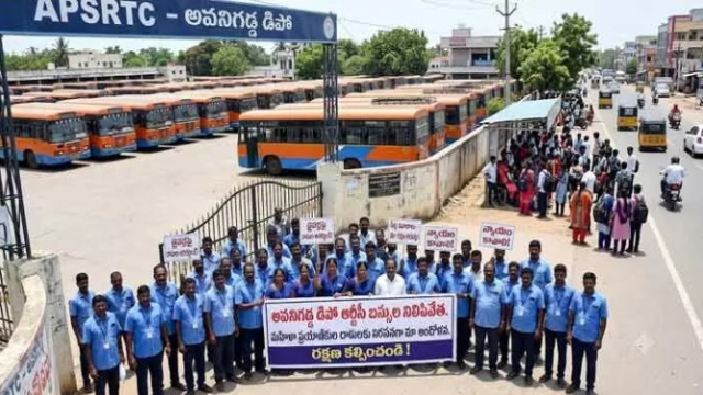 ఉచిత బస్సు రద్దీ.. డ్రైవర్లు, కండక్టర్లపై దాడులు చేస్తున్న మహిళలు.. బస్సులు నిలిపివేసిన అవనిగడ్డ సిబ్బంది