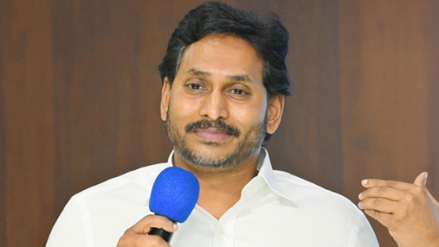 85 వేల అక్కచెల్లెమ్మల జీవితాలతో చంద్రబాబు చెలగాటం ఆడుతున్నారు: జగన్