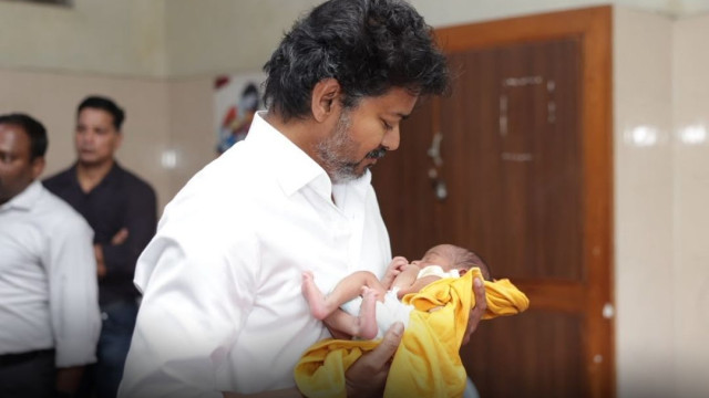 మరోసారి చేతిలో డైరీతో సీఎం విజయ్!