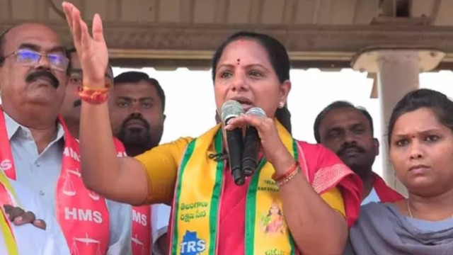 కవిత మణుగూరు పర్యటనలో ఉద్రిక్తత
