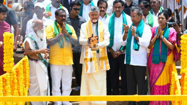 Chandrababu Naidu performs Jala Harathi at Krishna-Godavari holy confluence