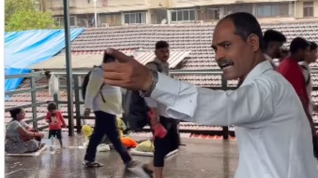 Narendra Patil selfless service at Dadar station human indicator for passengers