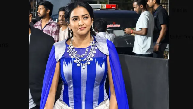 సైమా అవార్డ్స్ ఫంక్షన్ లో మల్లారెడ్డి కోడలు సందడి మామూలుగా లేదు.. ఓ రేంజిలో స్టయిలింగ్! సైమా అవార్డ్స్ ఫంక్షన్ లో మల్లారెడ్డి కోడలు సందడి మామూలుగా లేదు.. ఓ రేంజిలో స్టయిలింగ్!