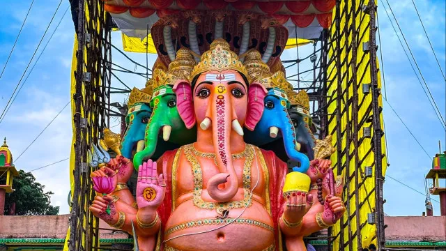 ఘనంగా ఖైరతాబాద్ గణనాథుడి ఆవిష్కరణ.. రేపే తొలి పూజ ఘనంగా ఖైరతాబాద్ గణనాథుడి ఆవిష్కరణ.. రేపే తొలి పూజ