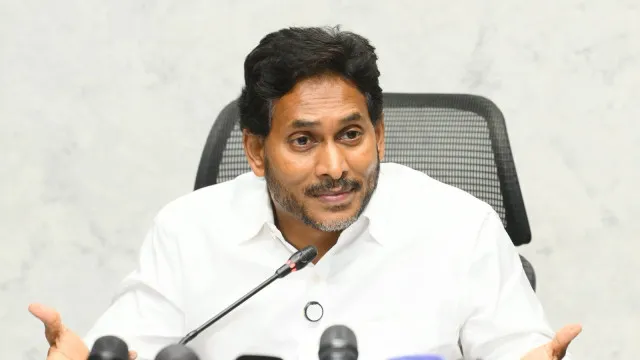 మెగా డీఎస్సీ: కూటమి ప్రభుత్వంపై జగన్ మరోసారి ఫైర్ మెగా డీఎస్సీ: కూటమి ప్రభుత్వంపై జగన్ మరోసారి ఫైర్