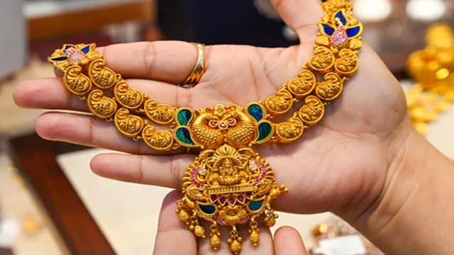 పసిడిపై డబుల్ ఎఫెక్ట్.. పడిపోయిన బంగారం ధరలు!