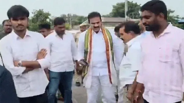 డోర్నకల్ ఎమ్మెల్యే కారులో మంటలు.. త్రుటిలో తప్పిన ప్రమాదం డోర్నకల్ ఎమ్మెల్యే కారులో మంటలు.. త్రుటిలో తప్పిన ప్రమాదం