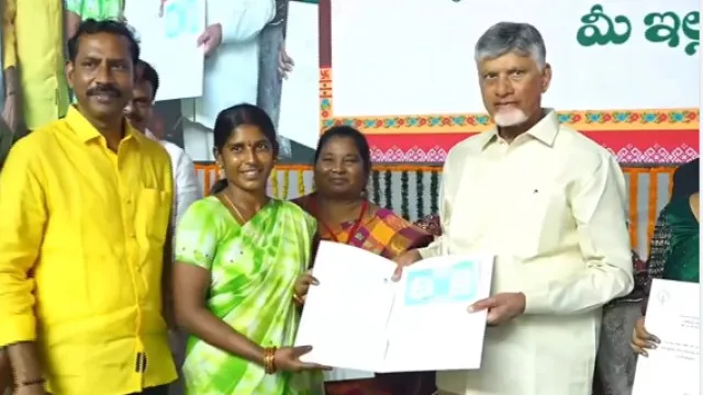 విశాఖలో 'పేదలకు పట్టాభిషేకం'.. లబ్ధిదారులకు ఆస్తి హక్కు పత్రాలు అందించిన సీఎం చంద్రబాబు