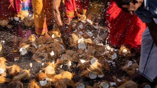 పూజలో కొబ్బరికాయ ఎందుకు కొడతారు? ఈ ఆచారం వెనుక ఇన్ని అర్థాలున్నాయా? పూజలో కొబ్బరికాయ ఎందుకు కొడతారు? ఈ ఆచారం వెనుక ఇన్ని అర్థాలున్నాయా?