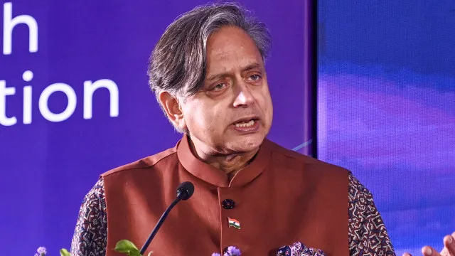 శశి థరూర్‌ ఇంగ్లిష్‌లో తప్పు.. వెంటనే గుర్తించిన నెటిజన్లు!