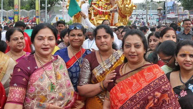 శ్రీవారి బ్రహ్మోత్సవాల్లో రథం లాగిన బాలకృష్హ అర్ధాంగి వసుంధర