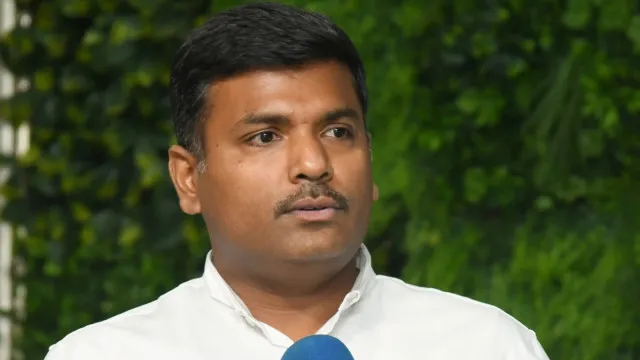 అమరావతి కోసం విశాఖను దెబ్బతీస్తున్నారు: గుడివాడ అమర్నాథ్