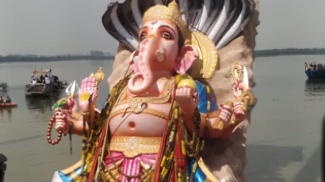 గణేశ్ నిమజ్జనం: 25న సెలవు, వేలాదిమంది పోలీసులతో భారీ బందోబస్తు గణేశ్ నిమజ్జనం: 25న సెలవు, వేలాదిమంది పోలీసులతో భారీ బందోబస్తు