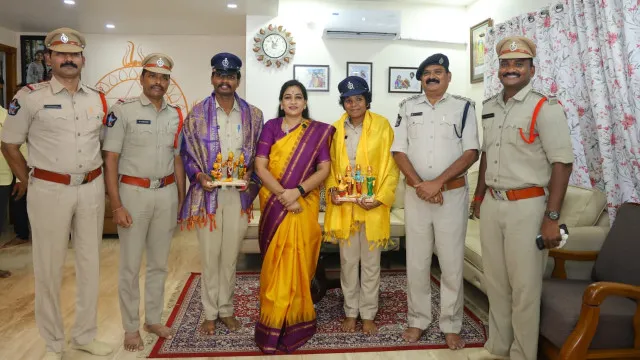 పోలీసులను తన నివాసానికి ఆహ్వానించి సత్కరించిన ఏపీ హోంమంత్రి అనిత