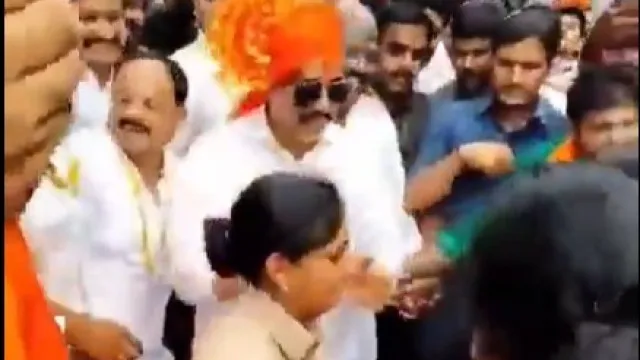 బడా గణేశ్ శోభాయాత్ర: పోలీసులతో కలిసి స్టెప్పులేసిన దానం నాగేందర్