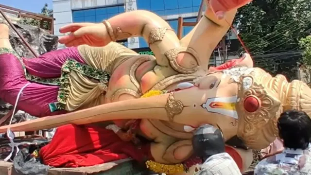 నిమజ్జనానికి.. గణనాథుడిని పడుకోబెట్టి తీసుకెళ్లిన వైనం!
