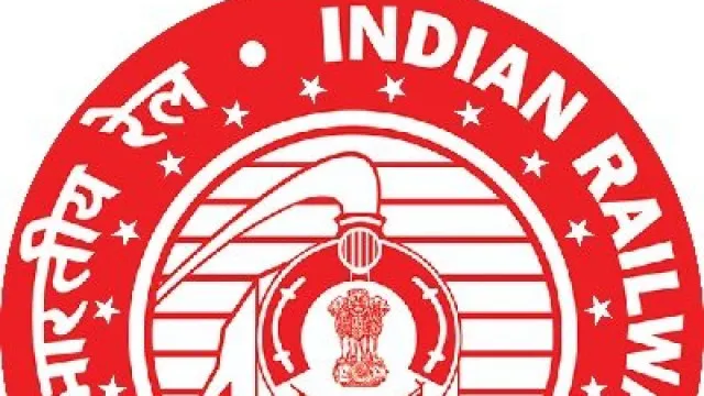 రైలు బోగీలో మూత్రవిసర్జన.. ప్రయాణికుడికి దేహశుద్ధి