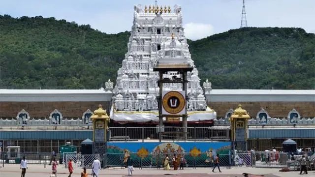 తిరుమలలో పోటెత్తిన భక్తులు.. శిలాతోరణం వరకు క్యూలైన్లు