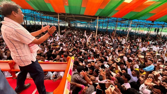 తన కాన్వాయ్ కోసం అంబులెన్స్ ఆపడంపై అసోం సీఎం హిమంత సీరియస్.. ప్రజలకు క్షమాపణ – general తన కాన్వాయ్ కోసం అంబులెన్స్ ఆపడంపై అసోం సీఎం హిమంత సీరియస్.. ప్రజలకు క్షమాపణ – general